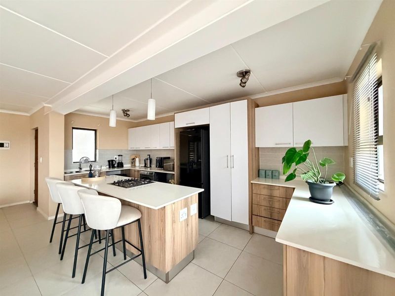 Apartment For Sale in Greenstone Hill, Edenvale - Photo 2