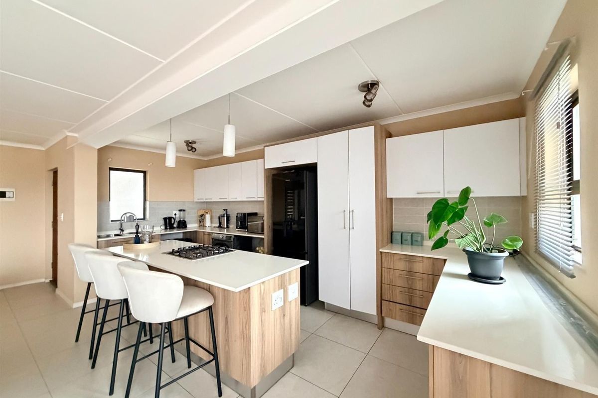 Apartment For Sale in Greenstone Hill, Edenvale - Photo 2