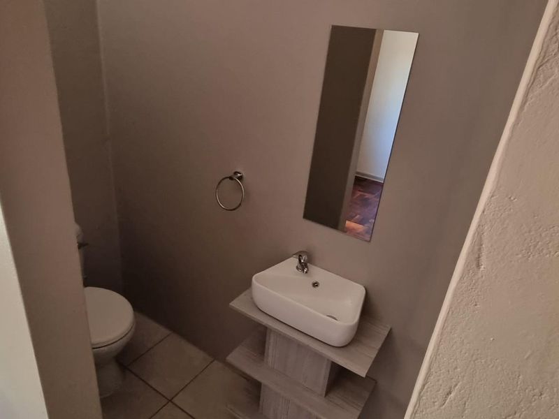 3 Bedroom 3 Bathroom House To Rent in Klisserville, Kimberley - Photo 5