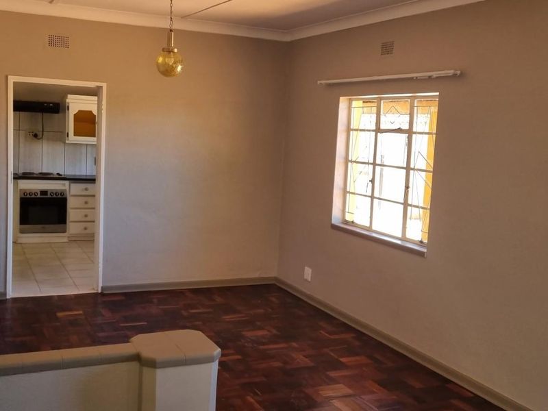 3 Bedroom 3 Bathroom House To Rent in Klisserville, Kimberley - Photo 3