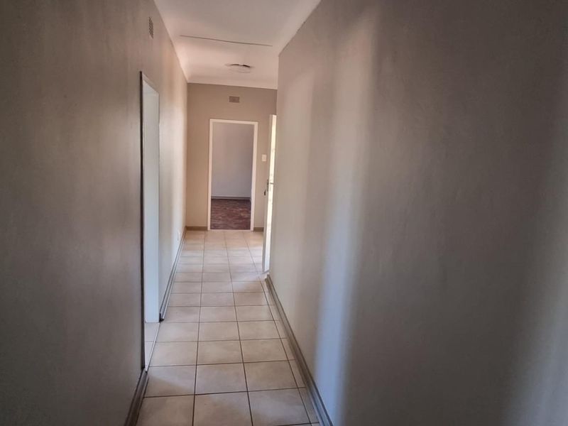 3 Bedroom 3 Bathroom House To Rent in Klisserville, Kimberley - Photo 10