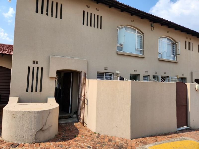 Duplex For Sale in Lyndhurst, Johannesburg - Photo 2