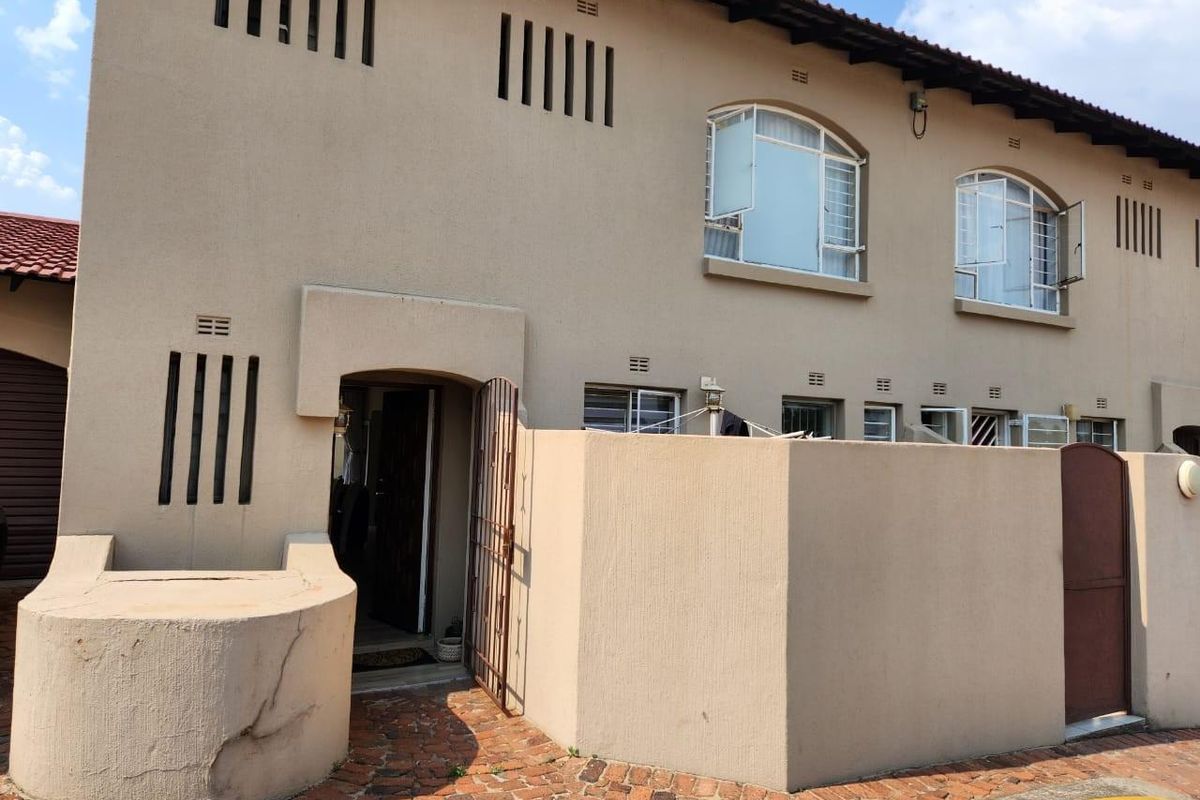 Duplex For Sale in Lyndhurst, Johannesburg - Photo 2