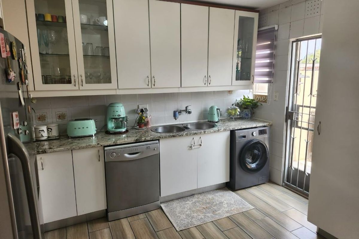 Duplex For Sale in Lyndhurst, Johannesburg - Photo 4