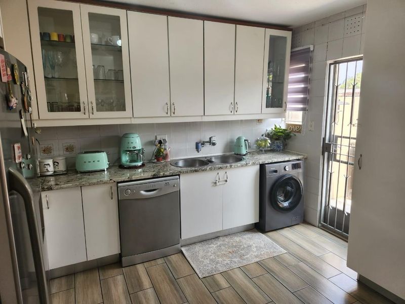 Duplex For Sale in Lyndhurst, Johannesburg - Photo 4