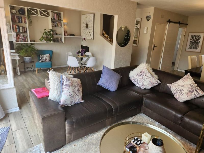 Duplex For Sale in Lyndhurst, Johannesburg - Photo 9