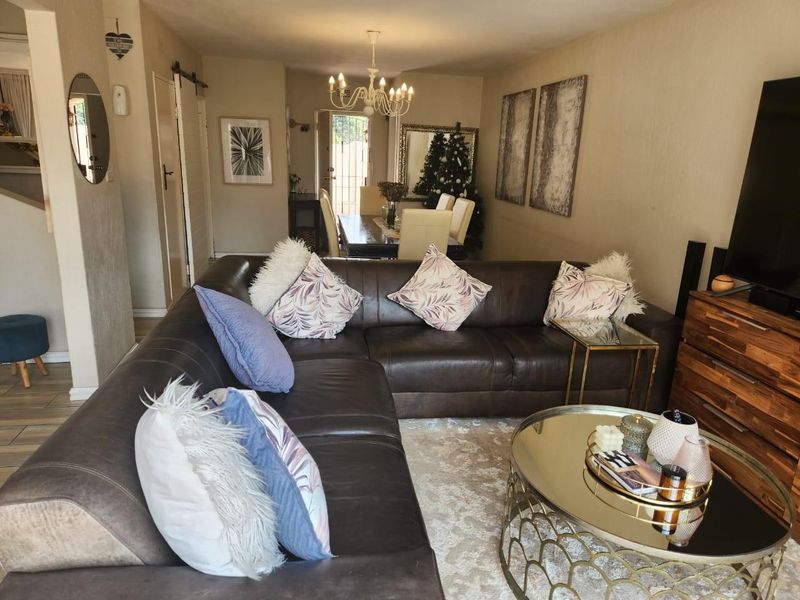 Duplex For Sale in Lyndhurst, Johannesburg - Photo 8