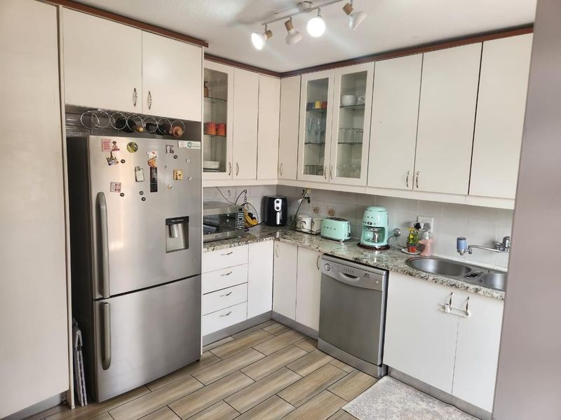 Duplex For Sale in Lyndhurst, Johannesburg - Photo 3