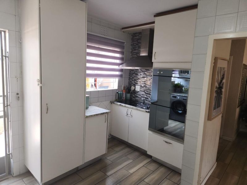 Duplex For Sale in Lyndhurst, Johannesburg - Photo 5
