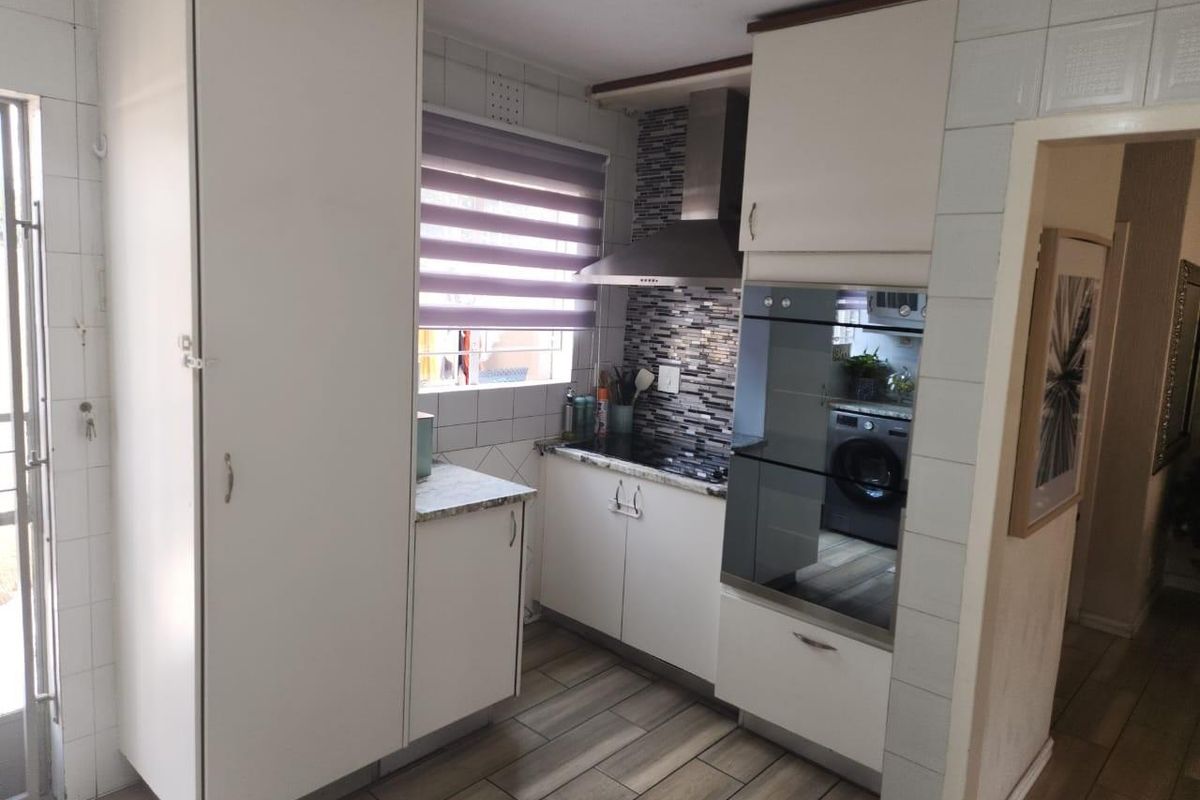 Duplex For Sale in Lyndhurst, Johannesburg - Photo 5