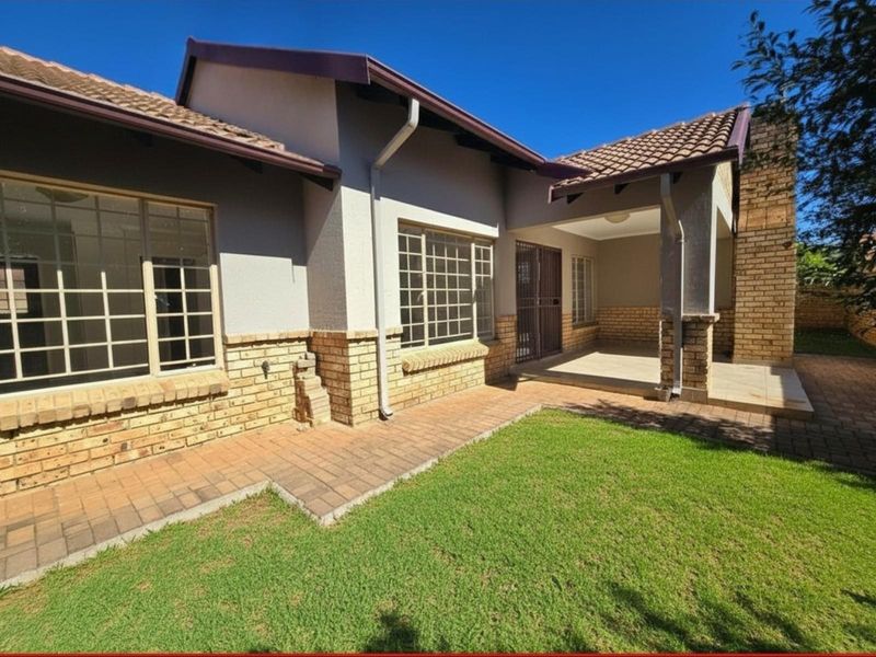 Townhouse For Sale in Sinoville, Pretoria - Photo 1
