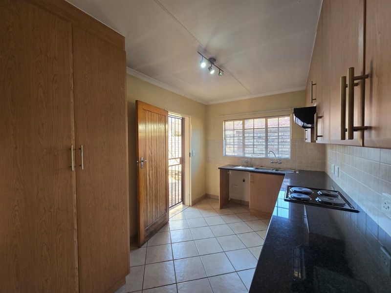 Townhouse For Sale in Sinoville, Pretoria - Photo 6