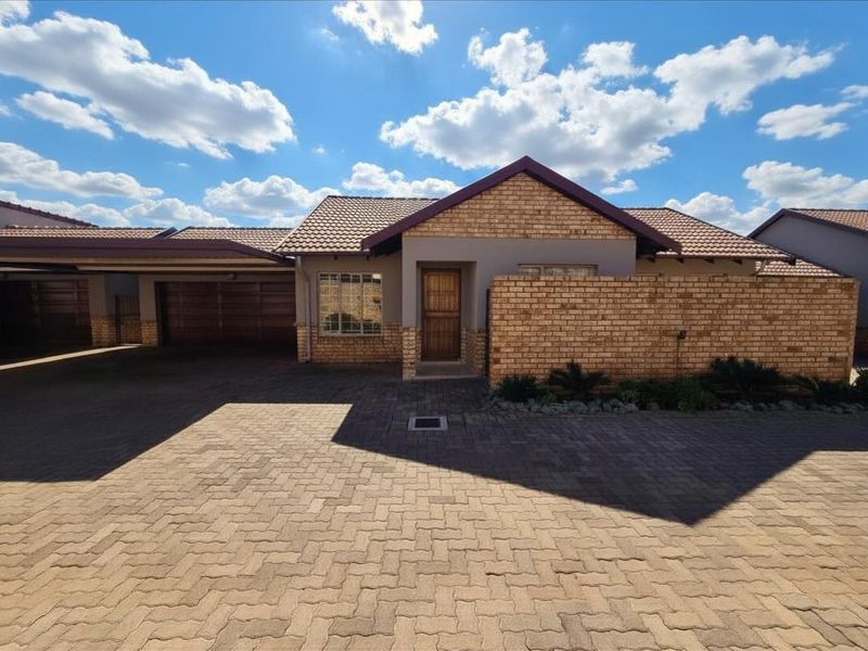 Townhouse For Sale in Sinoville, Pretoria - Photo 3