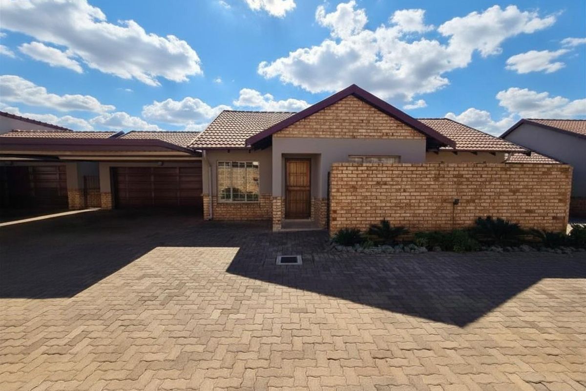 Townhouse For Sale in Sinoville, Pretoria - Photo 3
