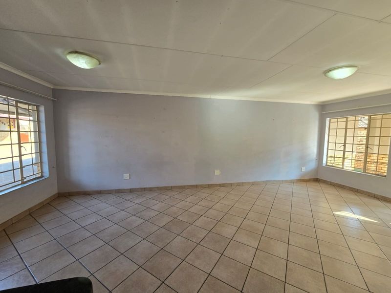 Townhouse For Sale in Sinoville, Pretoria - Photo 9