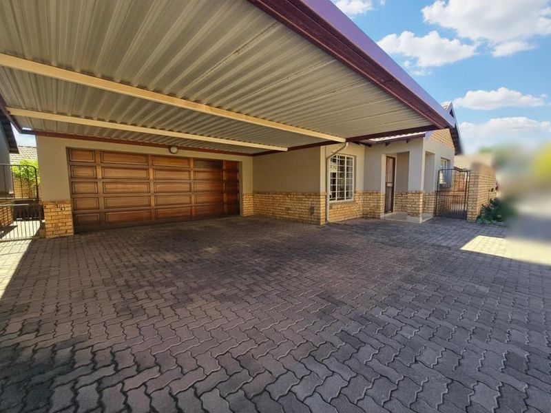Townhouse For Sale in Sinoville, Pretoria - Photo 2