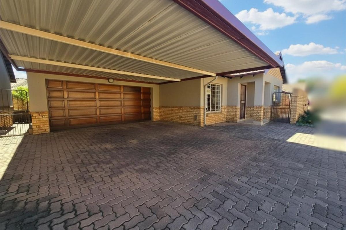 Townhouse For Sale in Sinoville, Pretoria - Photo 2