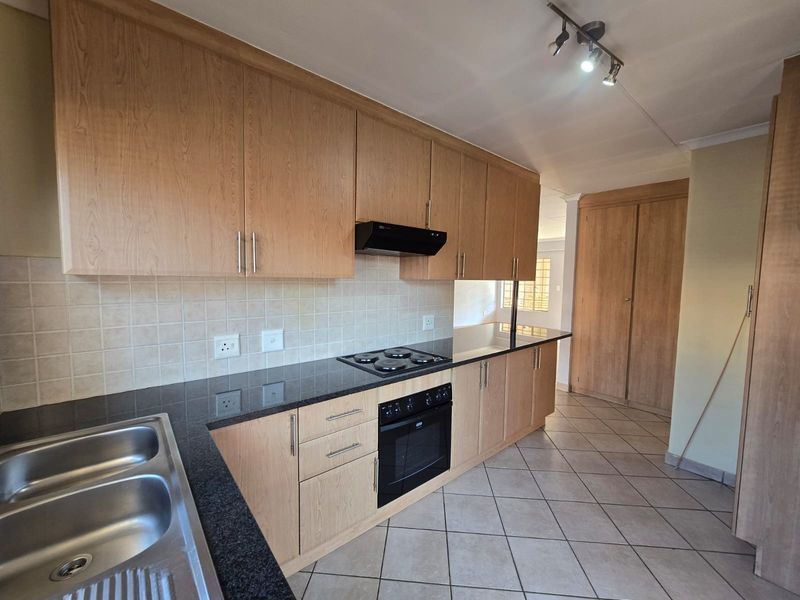 Townhouse For Sale in Sinoville, Pretoria - Photo 4