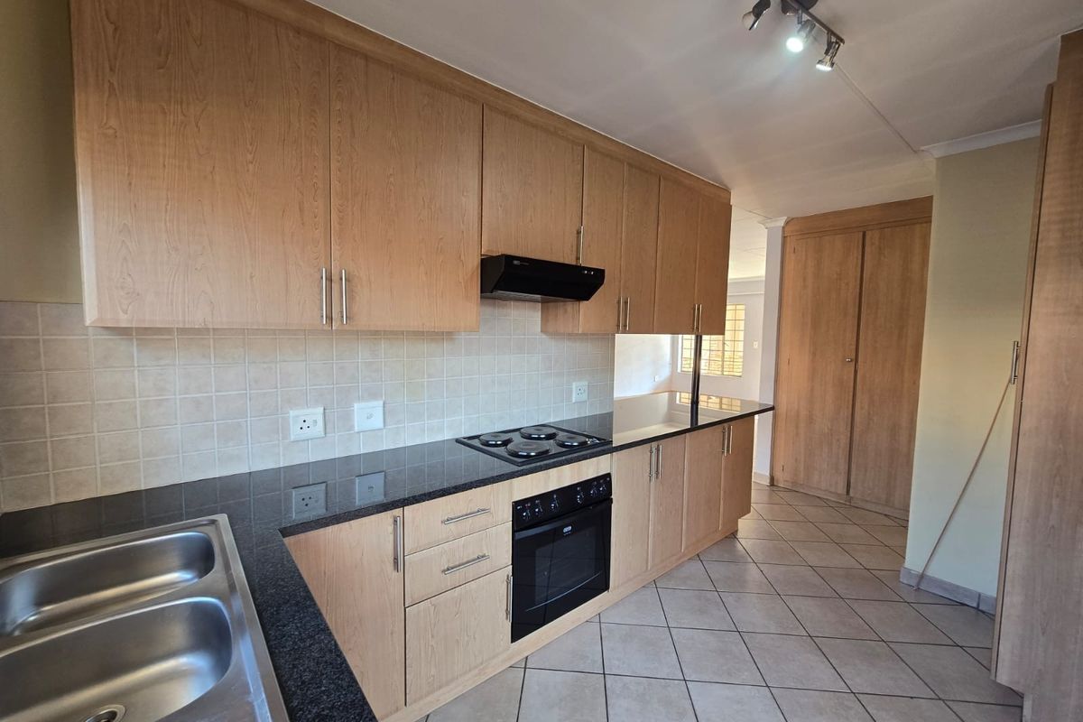 Townhouse For Sale in Sinoville, Pretoria - Photo 4