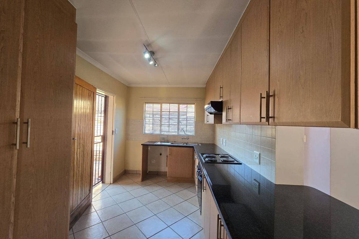 Townhouse For Sale in Sinoville, Pretoria - Photo 5