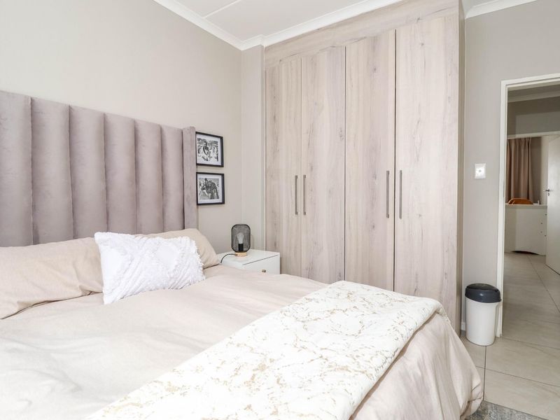 Modern lock-up-‘n-go in a sought-after complex - Photo 10