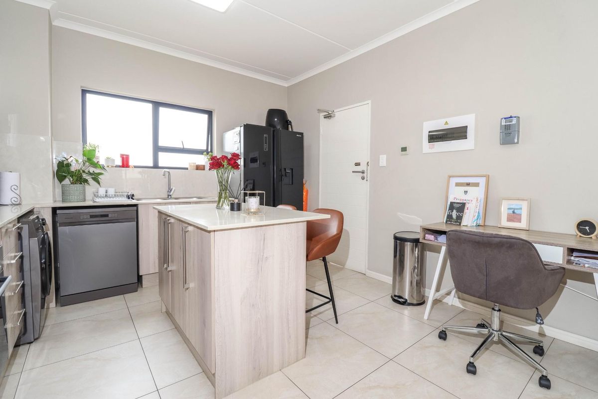 Modern lock-up-‘n-go in a sought-after complex - Photo 2