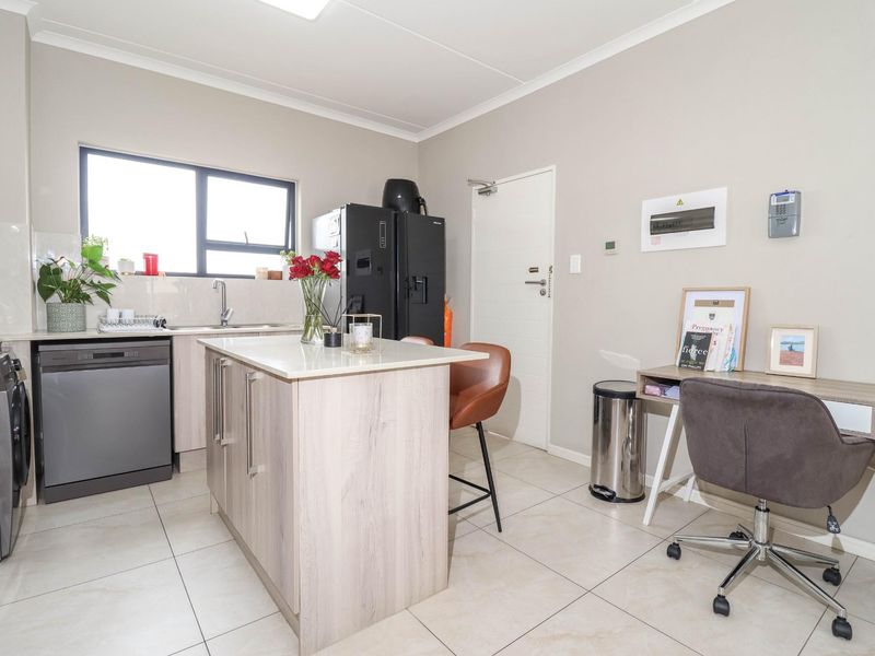 Modern lock-up-‘n-go in a sought-after complex - Photo 2