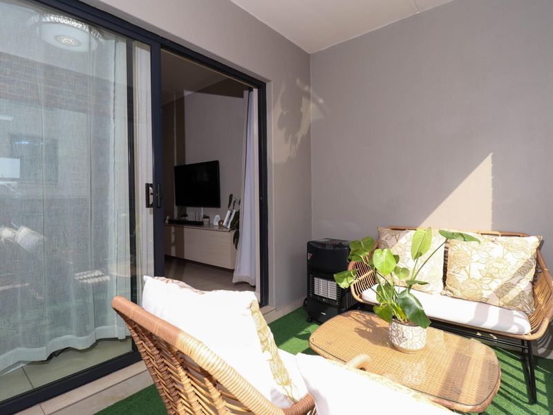 Modern lock-up-‘n-go in a sought-after complex - Photo 7