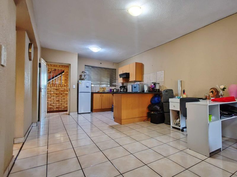 2 Bedroom Apartment For Sale in Wilro Park, Roodepoort - Photo 9