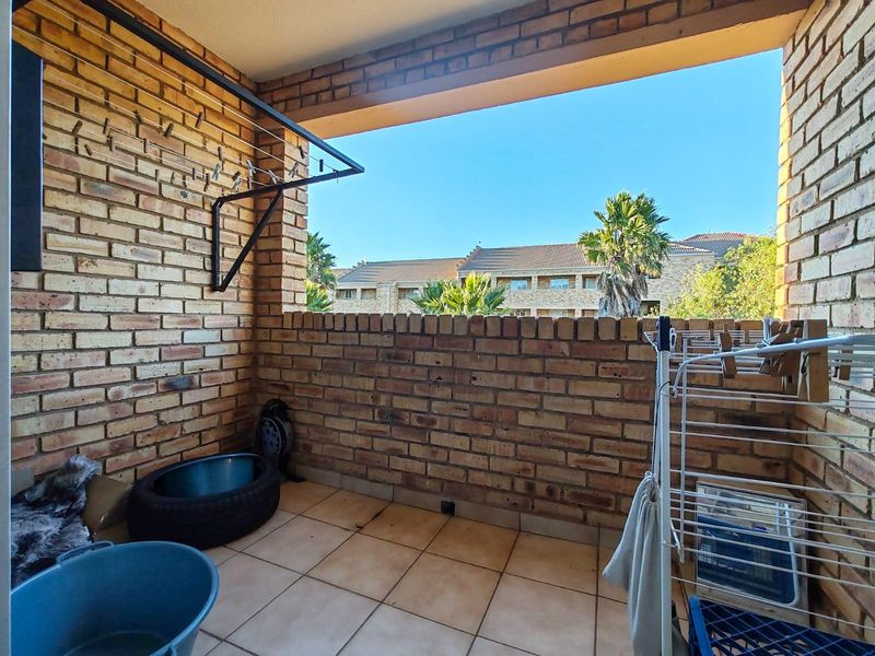 2 Bedroom Apartment For Sale in Wilro Park, Roodepoort - Photo 7