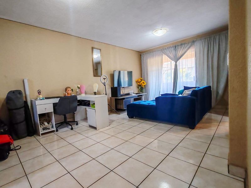 2 Bedroom Apartment For Sale in Wilro Park, Roodepoort - Photo 6