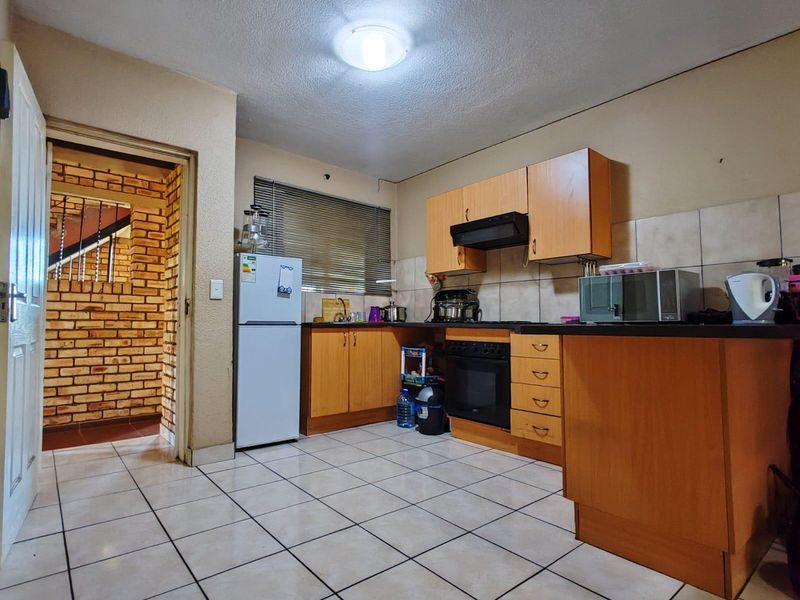 2 Bedroom Apartment For Sale in Wilro Park, Roodepoort - Photo 2
