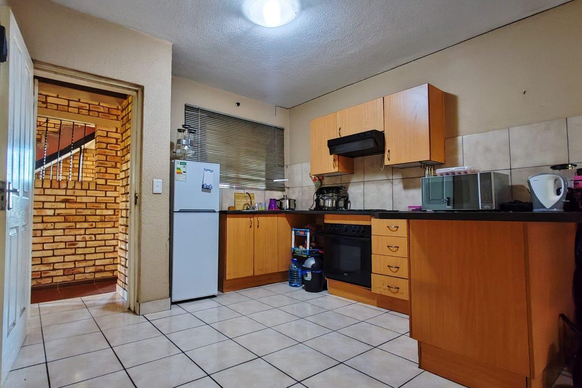 2 Bedroom Apartment For Sale in Wilro Park, Roodepoort - Photo 2