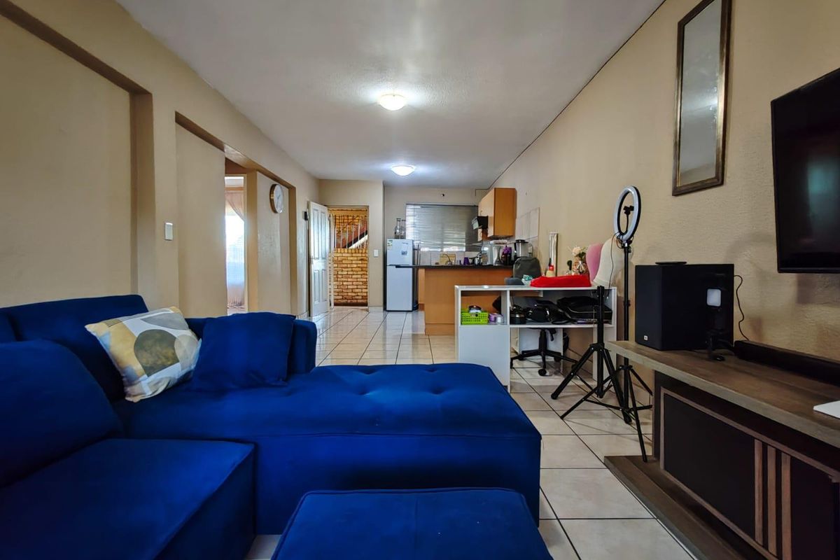 2 Bedroom Apartment For Sale in Wilro Park, Roodepoort - Photo 3