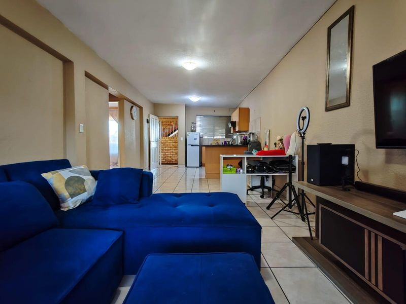 2 Bedroom Apartment For Sale in Wilro Park, Roodepoort - Photo 3