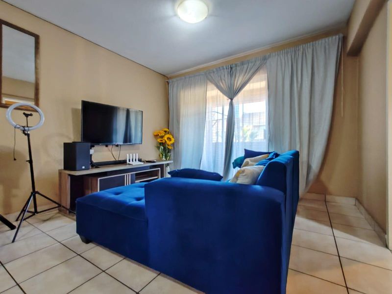 2 Bedroom Apartment For Sale in Wilro Park, Roodepoort - Photo 4
