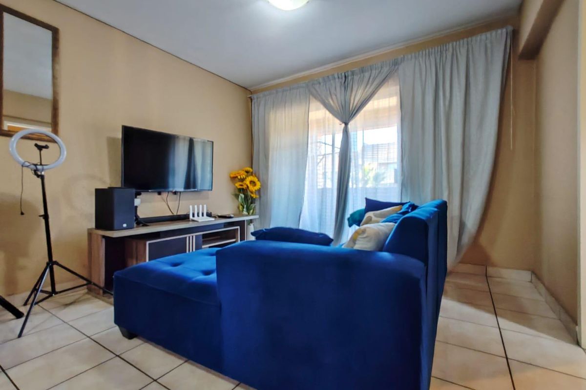 2 Bedroom Apartment For Sale in Wilro Park, Roodepoort - Photo 4