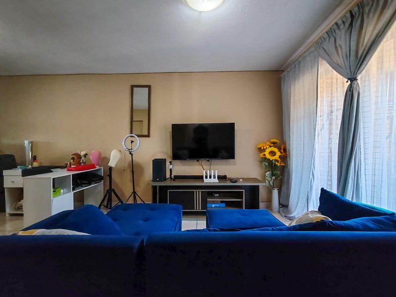 2 Bedroom Apartment For Sale in Wilro Park, Roodepoort - Photo 5