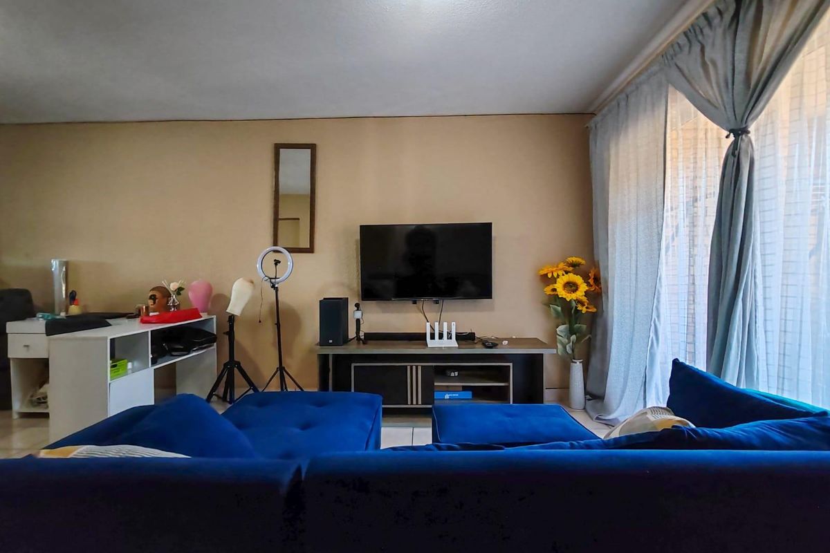 2 Bedroom Apartment For Sale in Wilro Park, Roodepoort - Photo 5