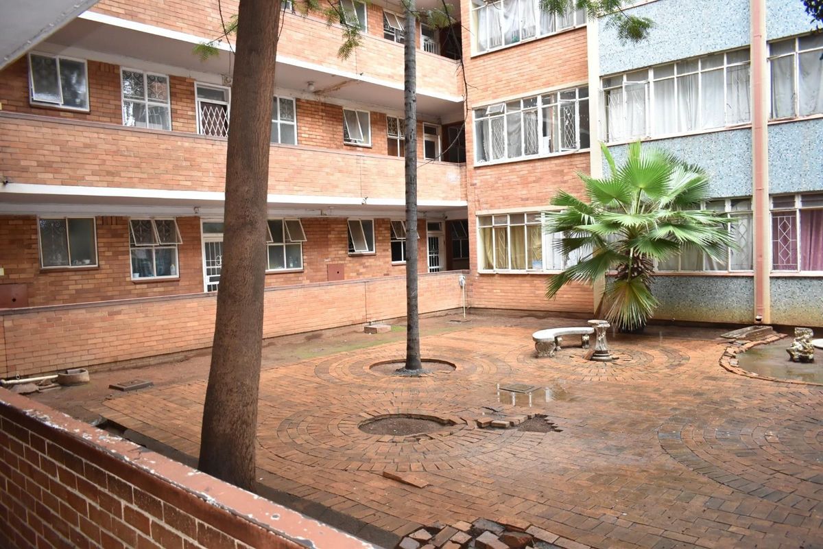 Apartment For Sale in Sunnyside, Pretoria - Photo 2