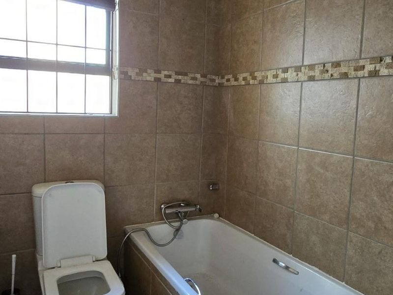 4 Bed House For Sale in Garsfontein, Pretoria - Photo 10