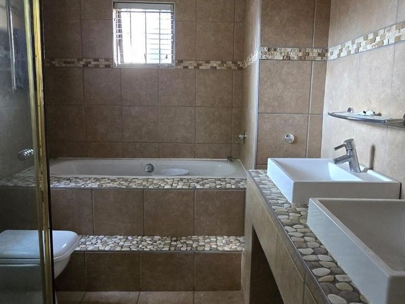 4 Bed House For Sale in Garsfontein, Pretoria - Photo 9