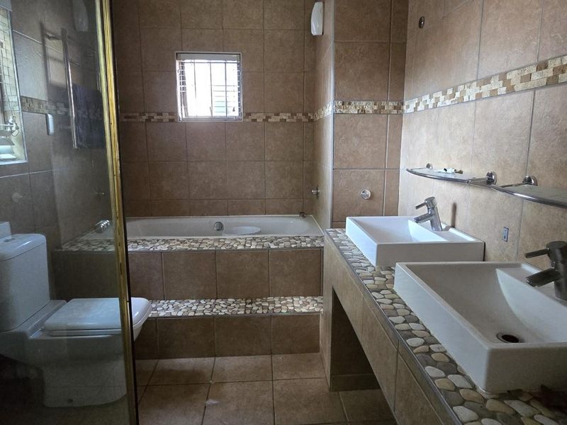 4 Bed House For Sale in Garsfontein, Pretoria - Photo 8