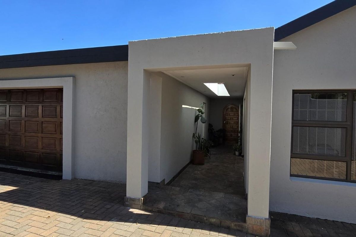 4 Bed House For Sale in Garsfontein, Pretoria - Photo 2