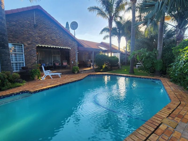 3 bedroom 2 bathroom house in Gated community - Springs - Photo 1