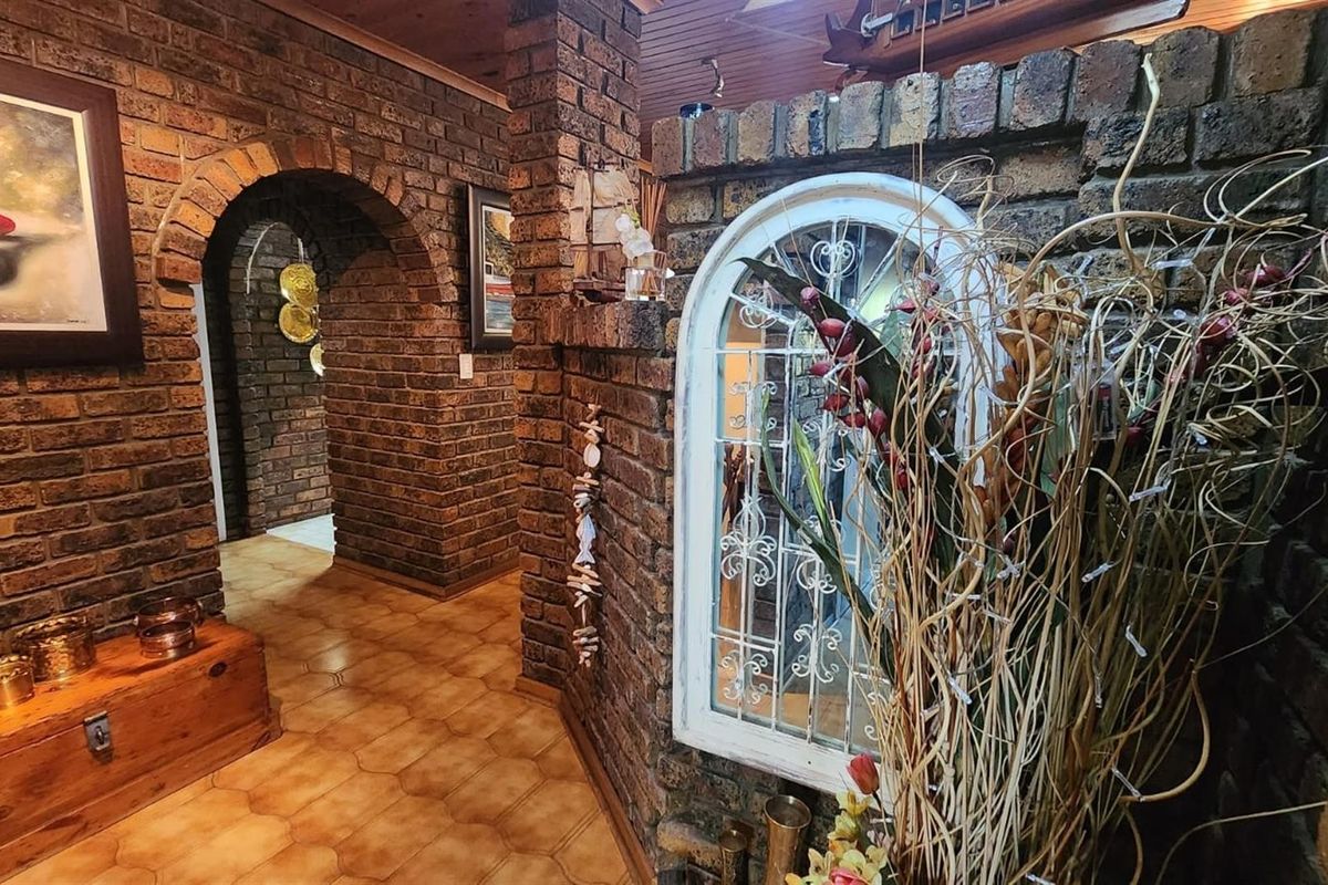 3 bedroom 2 bathroom house in Gated community - Springs - Photo 3
