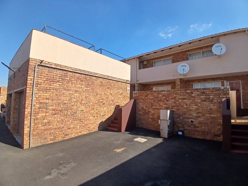 Townhouse For Sale in Terenure, Kempton Park - Photo 2
