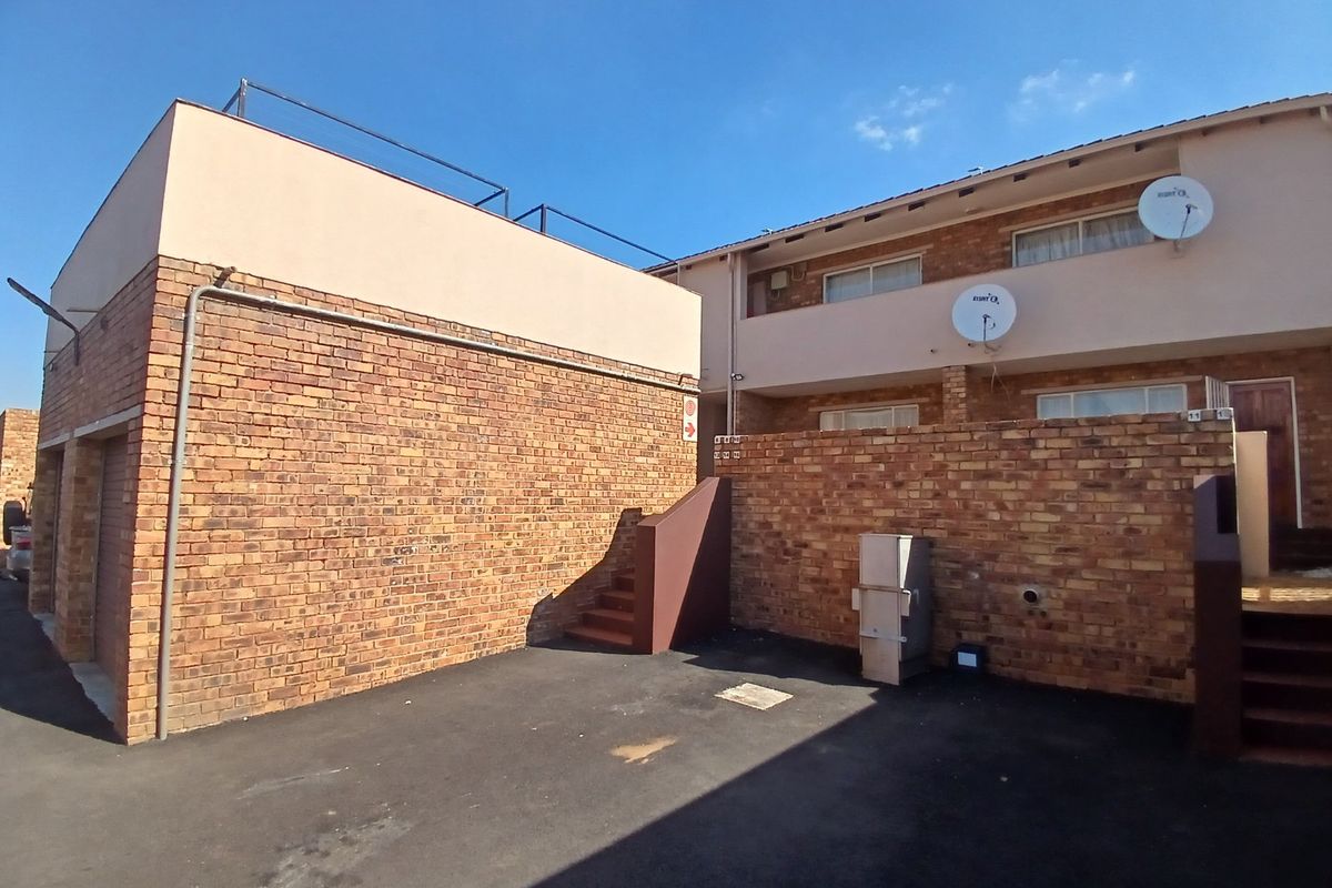 Townhouse For Sale in Terenure, Kempton Park - Photo 2