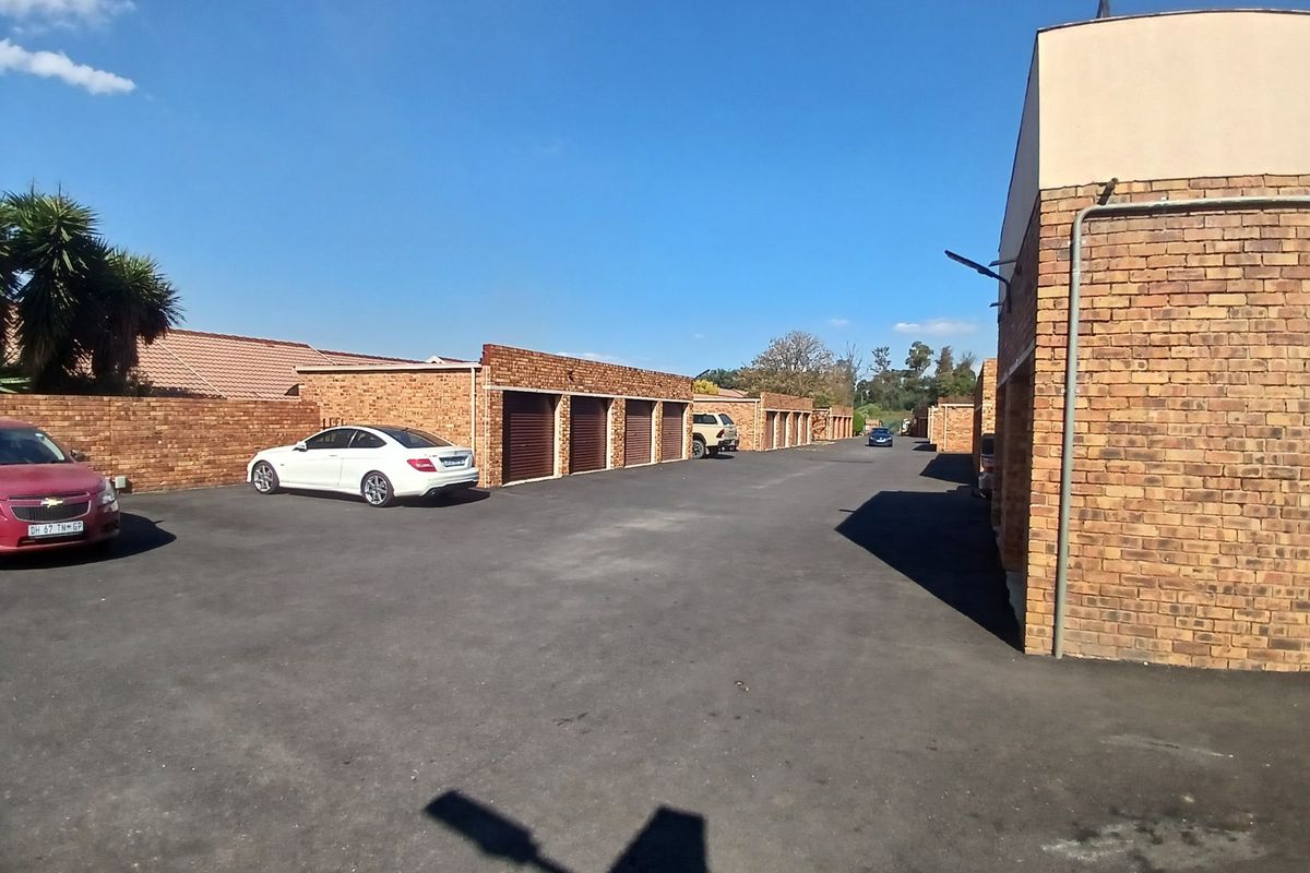 Townhouse For Sale in Terenure, Kempton Park - Photo 3