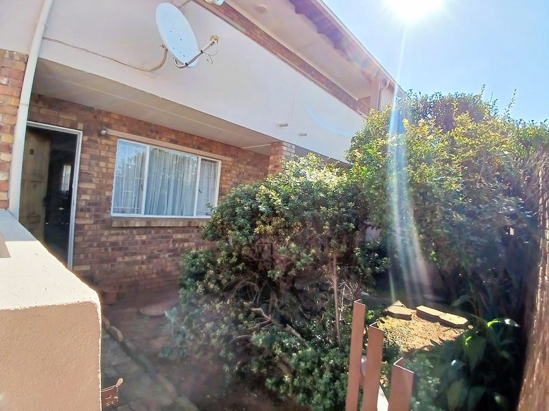 Townhouse For Sale in Terenure, Kempton Park - Photo 5